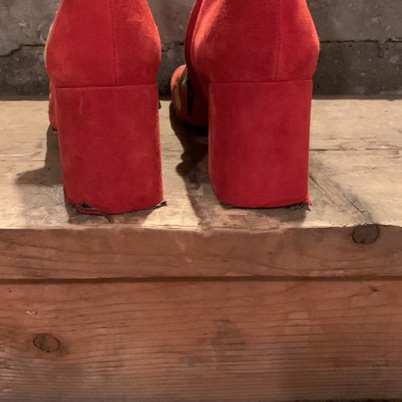 Red booties with floral design - Picture 4 of 4